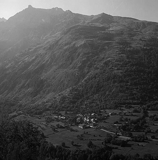 Le Villard. Vue prise de la route de Puy-Saint-Vincent.