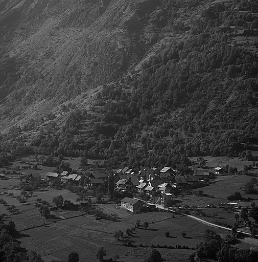 Le Villard. Vue prise de la route de Puy-Saint-Vincent.