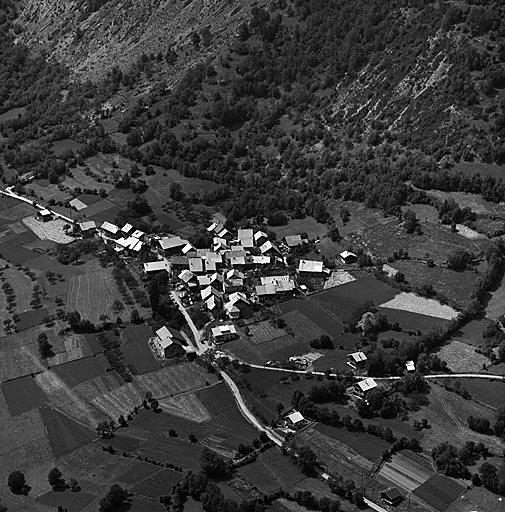 Le Villard. Vue aérienne prise de l'est.