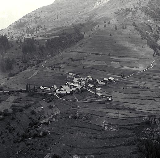 Puy-Aillaud. Vue aérienne prise de l'est.