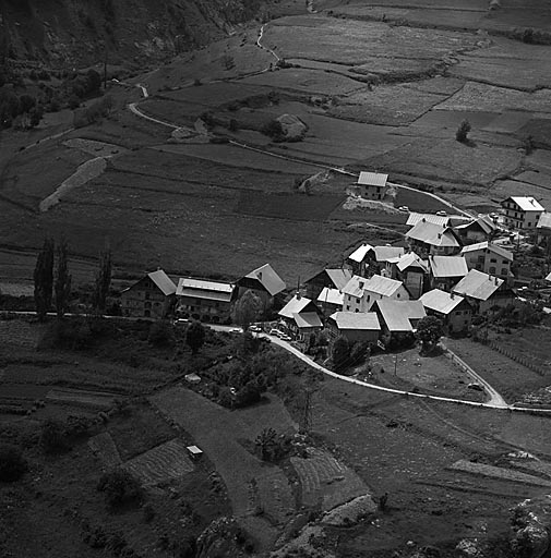 Puy-Aillaud. Vue aérienne prise de l'est.