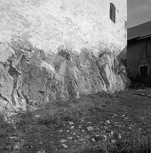 Noter l'importance du soubassement rocheux.