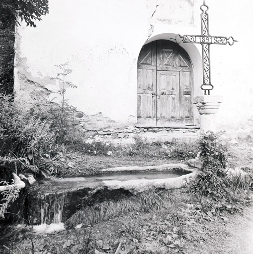 Croix et fontaine devant la chapelle.