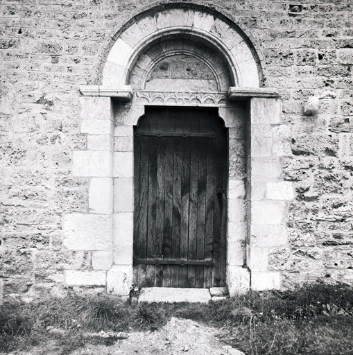 Mur gouttereau sud : la porte.