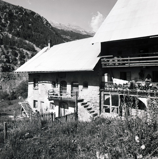 Le Poët. Façade sud. Noter la forme des portes du premier étage.