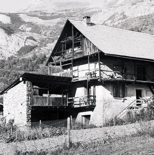 Le Sarret. Maison. Façade sud.