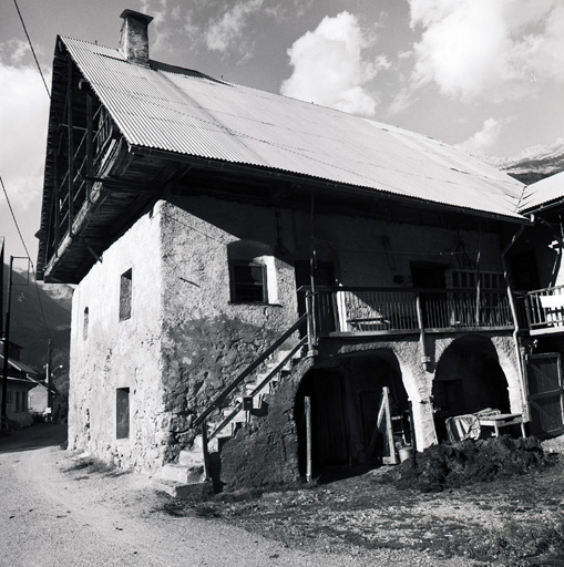 Le Sarret. Façade sud, dans le style des maisons de Vallouise. Noter la forme irrégulière des arcs.
