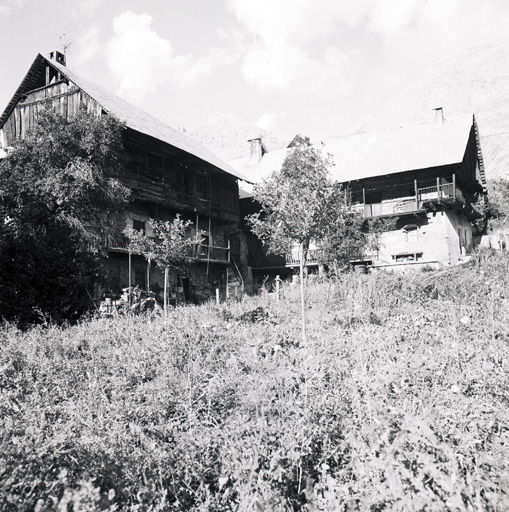 Le Sarret. Maison prise du sud-ouest.