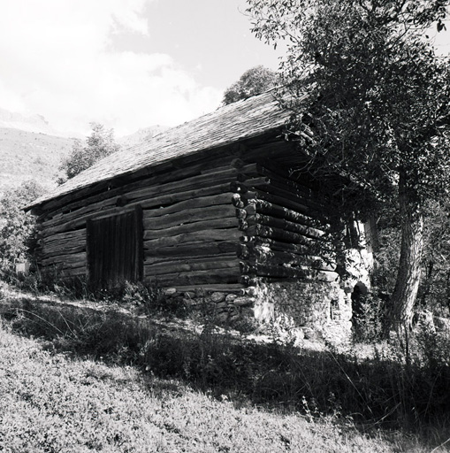 Le Sarret. Maison prise de l'ouest.
