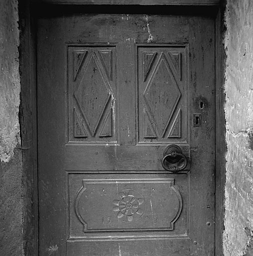 Saint-Antoine. Parcelle 25. Menuiserie de la porte d'entrée. Inscription : R P 1903