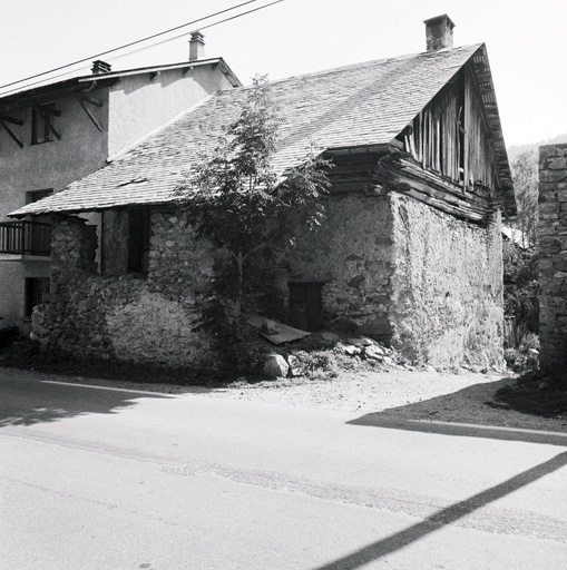 Les Claux. Vue prise du nord-est. Noter la passée protégée par un auvent, et la partie en empilage entre le mur en maçonnerie et le pignon.