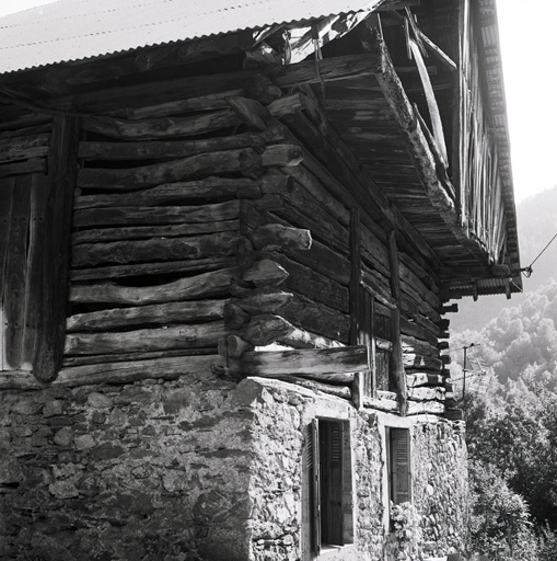 Les Claux. Maison. Détail de l'empilage.