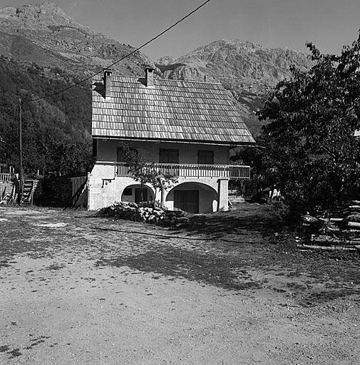 Ailefroide. Un exemple de restauration d'un ancien chalet en empilage. Façade sud.