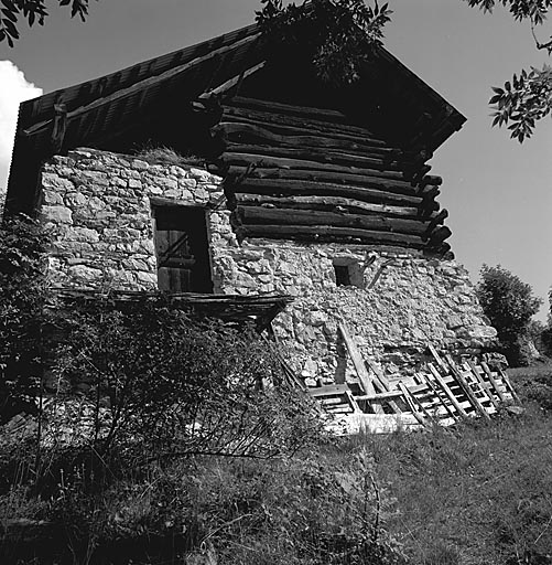 L'Adrech ? Mur pignon sud-ouest. Noter la dissymétrie des deux versants du toit et le fruit du mur.
