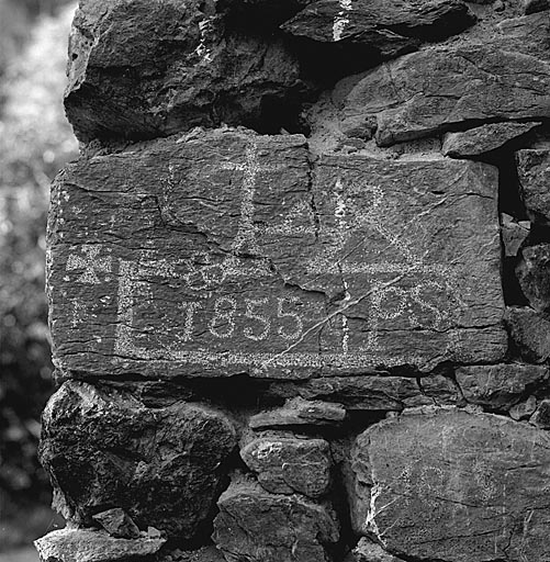 D 421 en aval des Choulières. Sur un chalet en empilage avec socle en pierre, inscription sur le chaînage d'angle : 1855 PS et 18(4 ou 6)9.