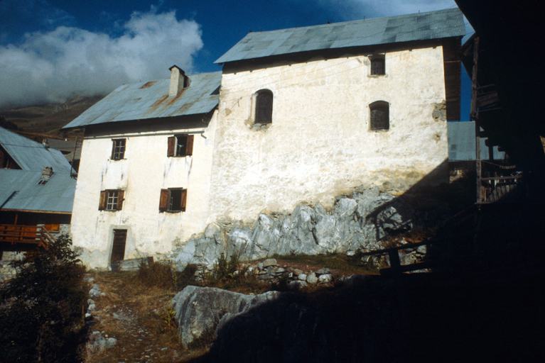Puy-Aillaud, Ecole et presbytère. Vue d'ensemble.