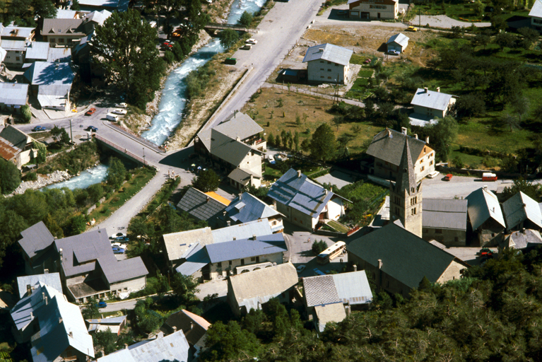 Village. Vue aérienne, prise de la route du Villard à Puy-Aillaud.