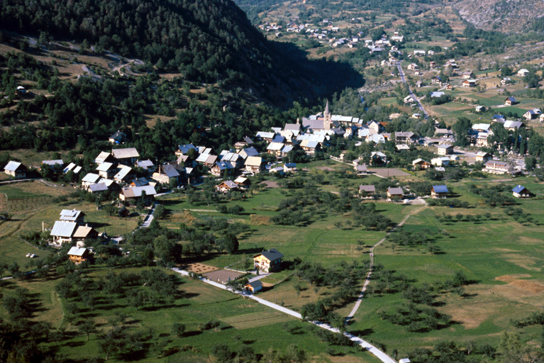Village. Vue aérienne, prise de la route en face.