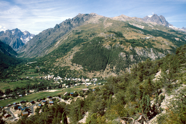 Village. Vue prise de la rive gauche de la vallée.