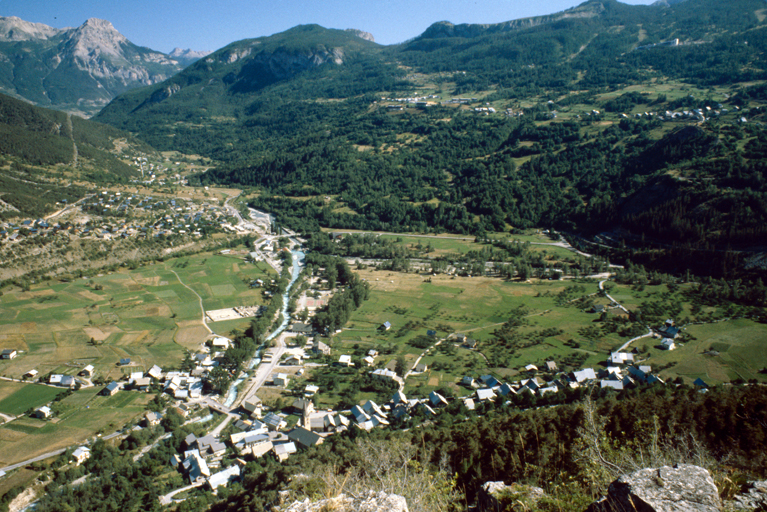 Village. Vue d'ensemble prise de la route du Villard à Puy-Aillaud.