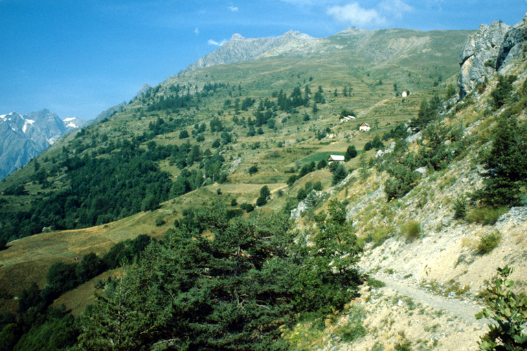 Pimouget. Vue d'ensemble prise de la route du Villard à Puy-Aillaud.