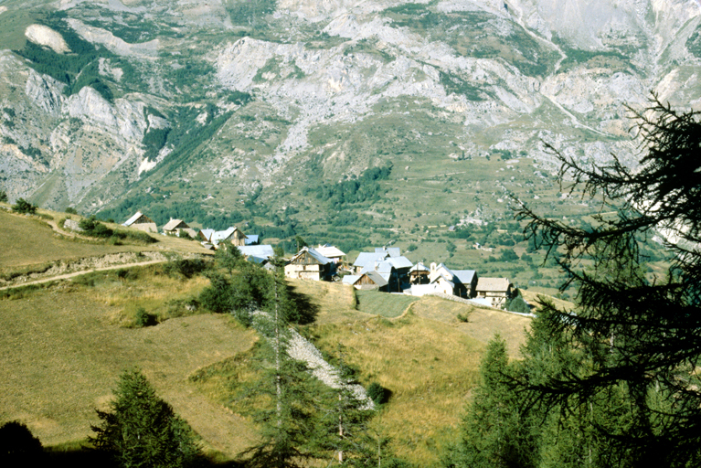 Puy-Aillaud. Vue rapprochée prise du sud-ouest.