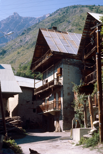 Le Villard. Une ruelle.