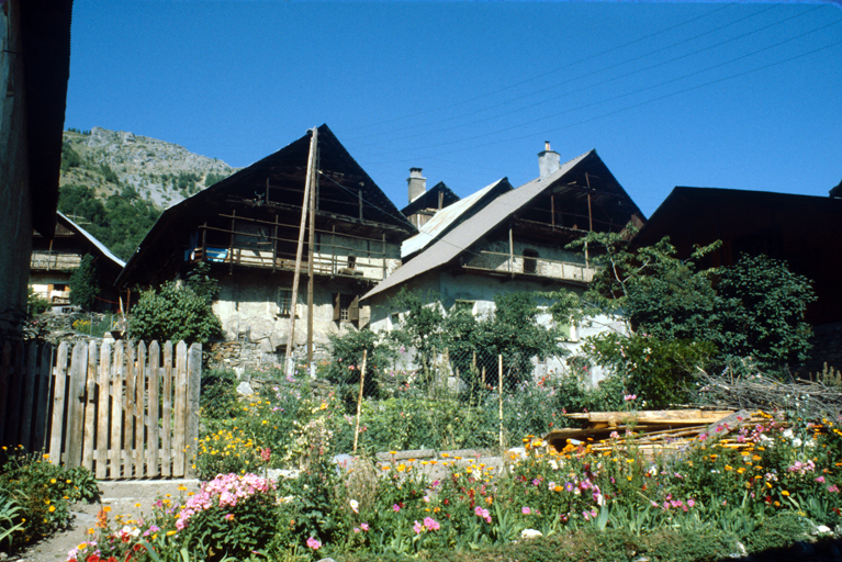 Le Villard. Des jardins.