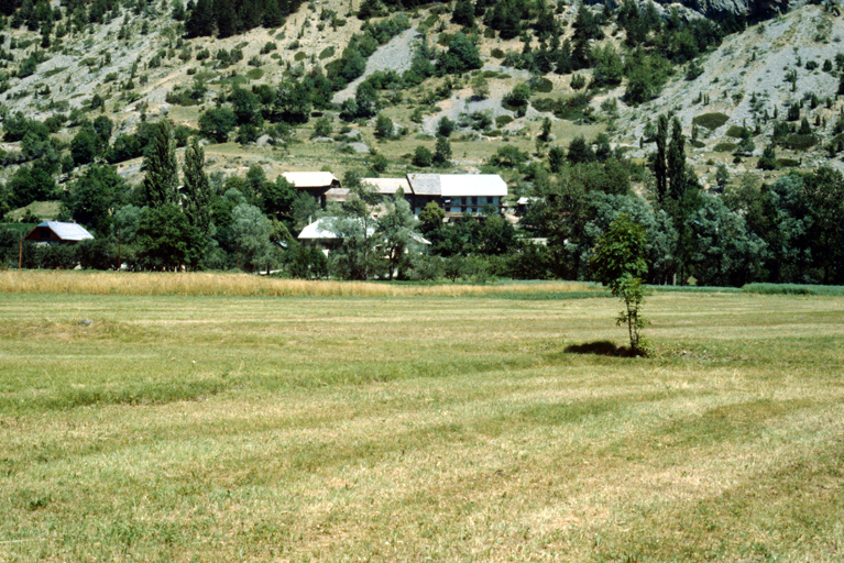 Vue prise de la route D238.