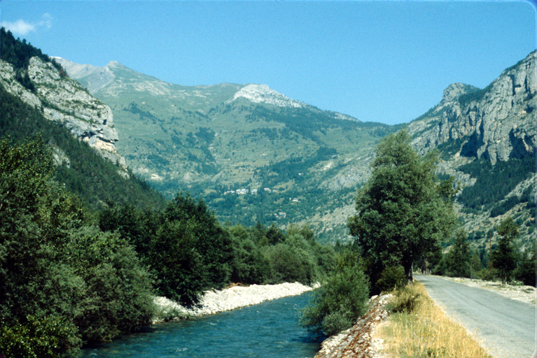 Vue de la route et de la rivière.