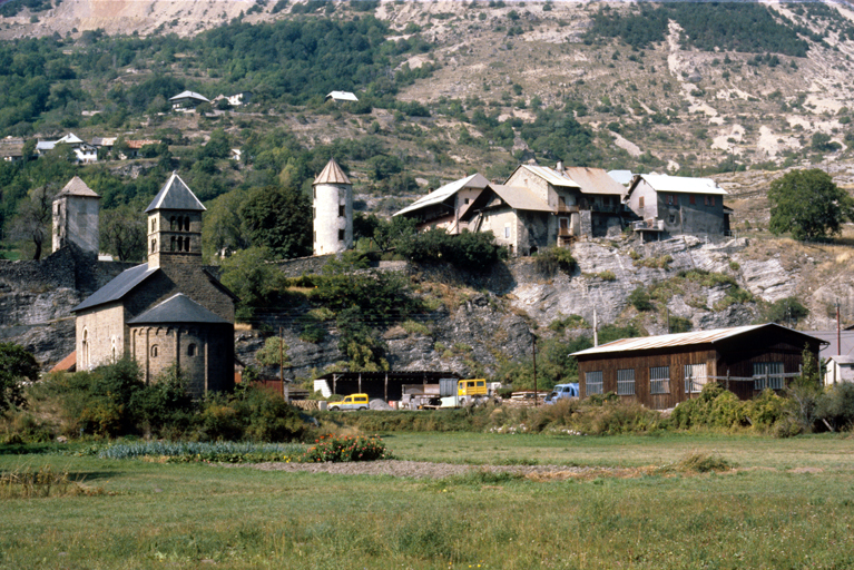 Chevet, vue prise de l'est. Au-dessus, vestiges de l'ancien château.