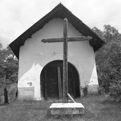 Façade antérieure. ; Grange de Saint-Jean. Chapelle Saint-Jean-Baptiste. Croix de mission devant la façade.