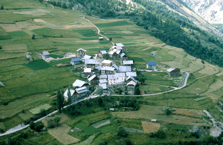 Puy-Aillaud. Vue d'ensemble prise de l'est.