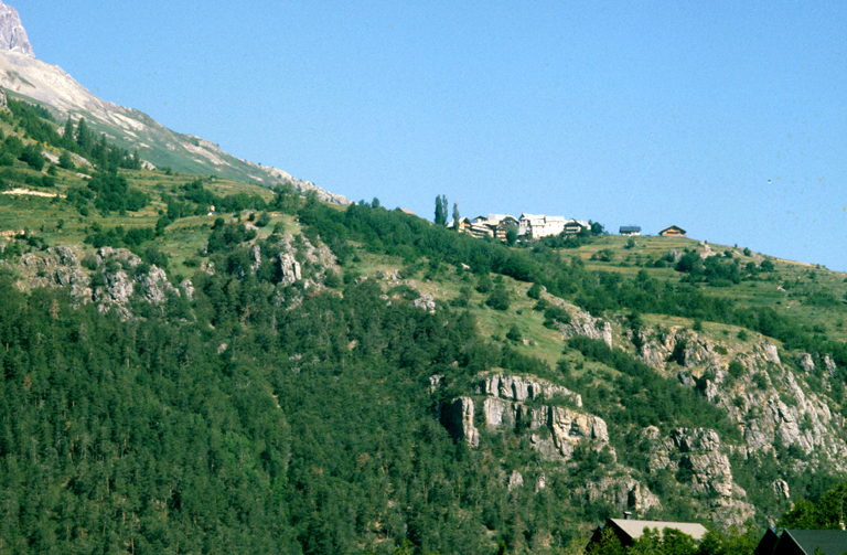 Puy-Aillaud. Vue d'ensemble prise de l'est.