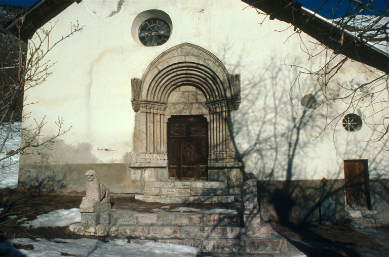 Façade antérieure, portail.