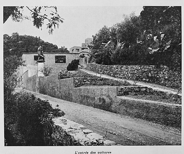 Vue d'ensemble prise depuis le chemin d'accès. Au premier plan le jardin de sculpture. ; Doc 04. Vue d'ensemble prise de l'extérieur, depuis le chemin d'accès. Au 1er plan, la sculpture de Jacques Lipchitz. Dans Art et Décoration. Juillet 1928. P. 3.