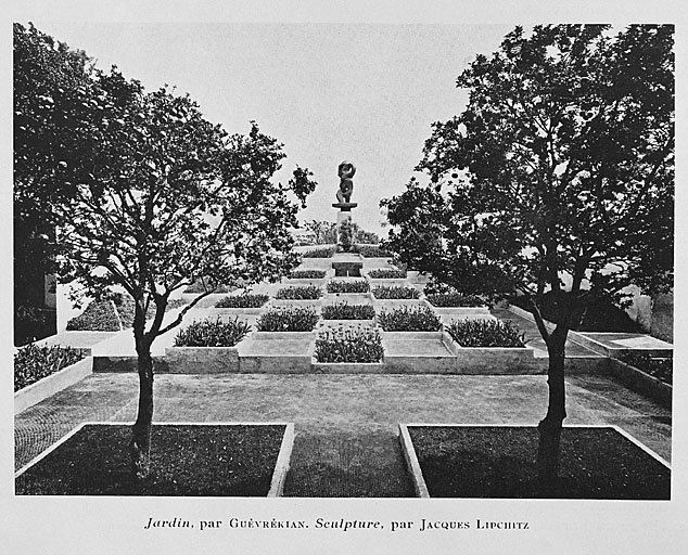 Le jardin de sculpture organisé par Guévrékian. Au fond l'oeuvre de Jacques Lipchitz. ; Doc 05. Vue d'ensemble prise de la porte du salon. Au fond, la sculpture de Jacques Lipchitz. Dans Art et Décoration. Juillet 1928. P. 8.