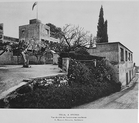 Logis initial. Vue d'ensemble prise depuis l'entrée du jardin clos.