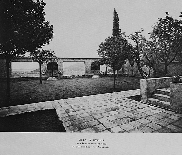 Le jardin clos. Vue d'ensemble depuis l'entrée de la ville.