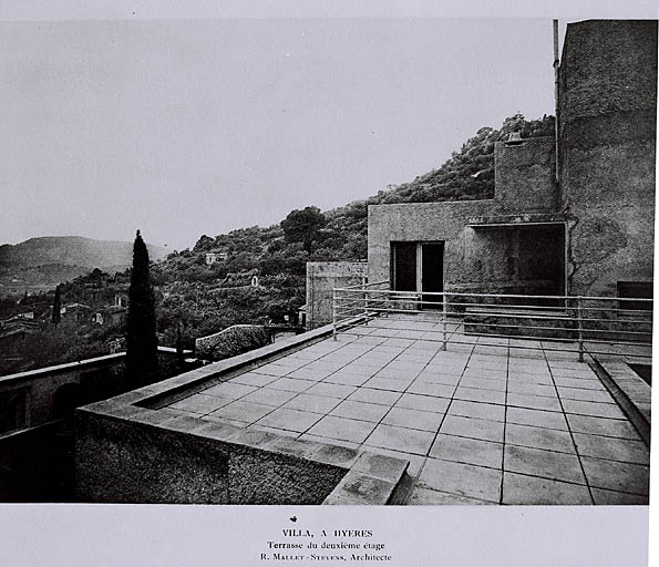 Logis initial. Terrasse du second étage. Vue d'ensemble.