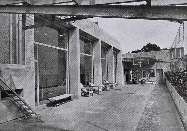 La piscine. Vue d'ensemble de la terrasse après la construction de la salle de sport.