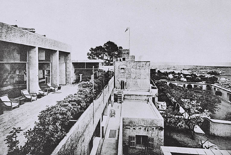 La terrasse devant la piscine. Vue en enfilade vers l'est prise à l'aplomb de l'aile des chambres d'enfants.