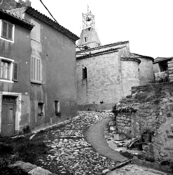 Rue avec calade et pas-d'âne.