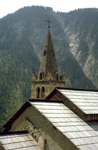 Vue d'ensemble du clocher prise du nord-est.