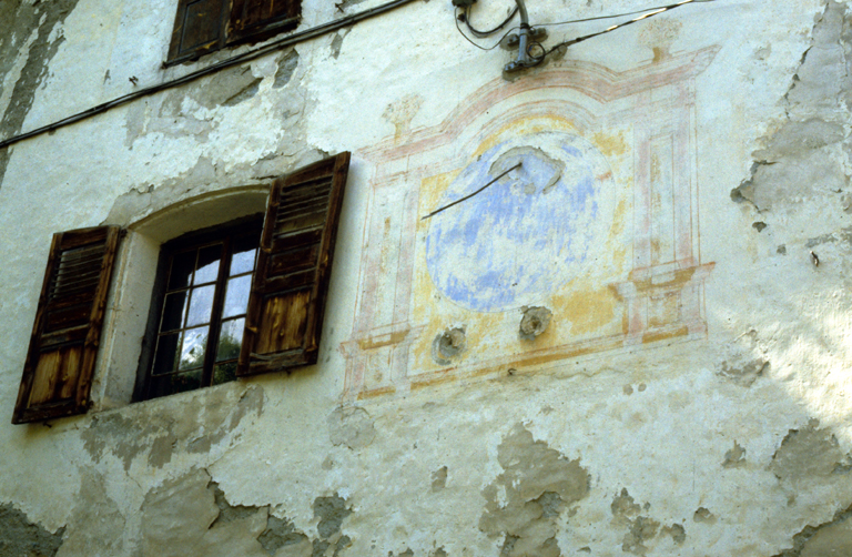 Façade antérieure sud. Deuxième niveau. Cadran solaire.