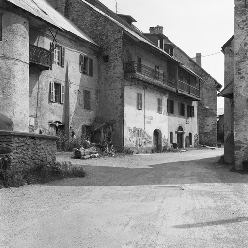 Le Casset. Parcelles 1208 à 1215. Vue d'ensemble des façades sud-ouest, prise du nord-ouest.