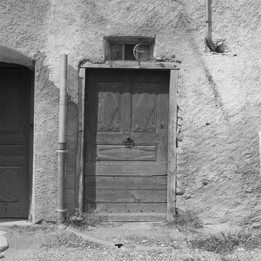 Le Casset. Parcelle 1216. Menuiserie de la porte à un seul battant.