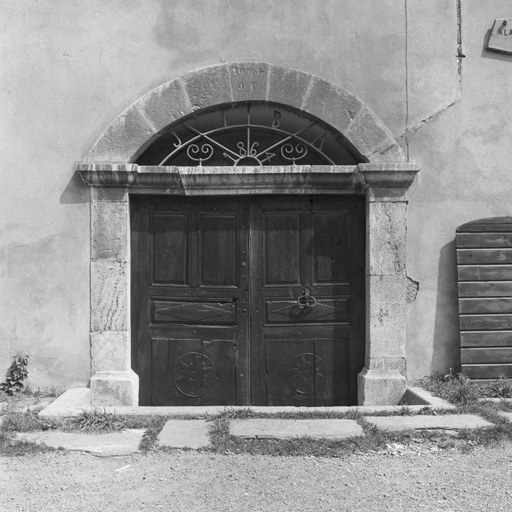 Le Casset. Parcelle 1208. Porte de la façade sud-ouest. Noter l'encadrement en pierre de taille. Inscription 1864 J.P. sur la clé de l'arc et J.P.B.A. 1864 sur l'imposte en fer forgé.