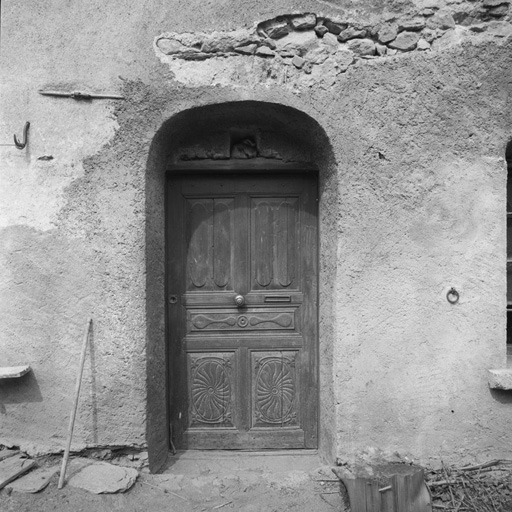 Le Casset. Parcelles 1275. Menuiserie de la porte d'entrée à un battant.