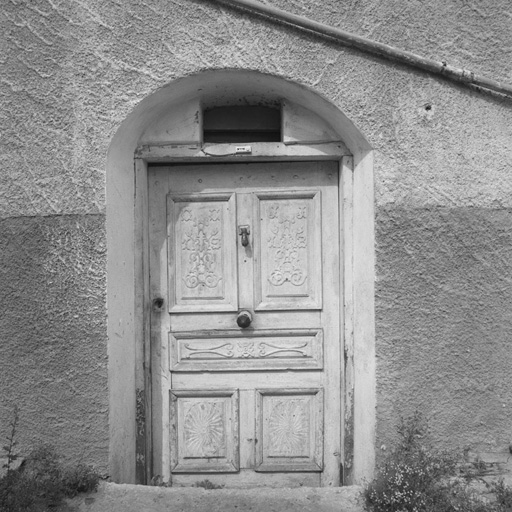 Le Casset. Parcelles 1278. Menuiserie de la porte d'entrée à un battant.